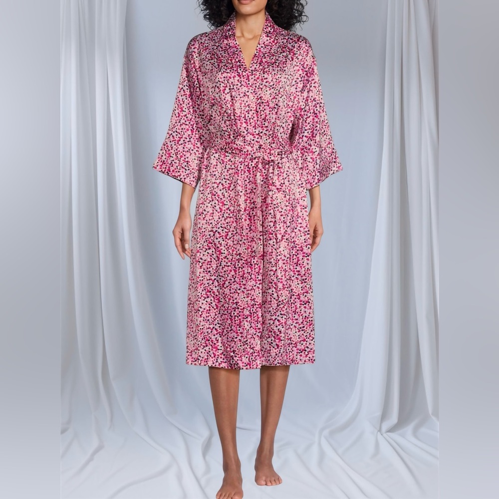 Cabernet Satin 3/4 Sleeve Coordinating Dotted Wrap
Robe Size S Color Dotted pink